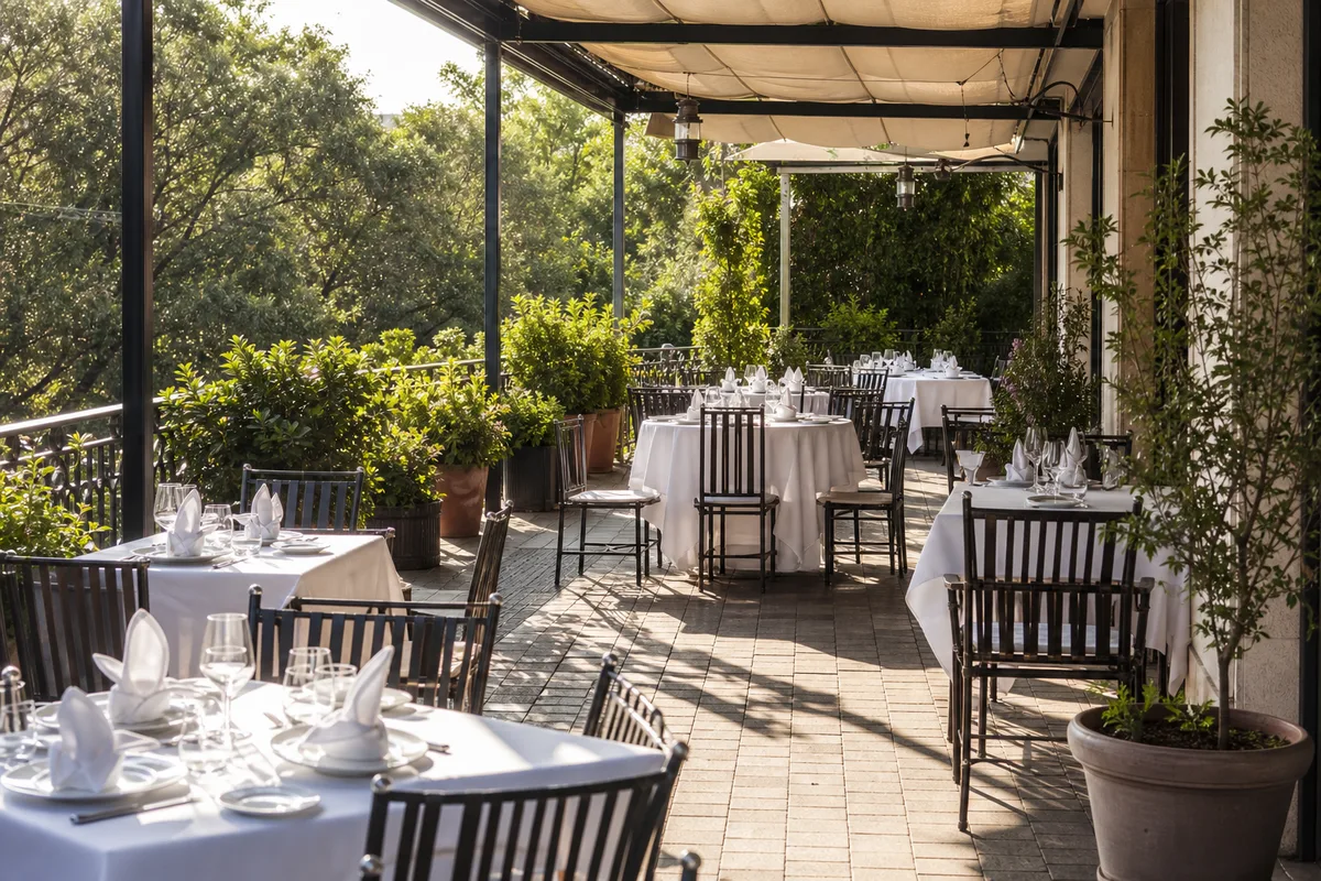 Terrasse de restaurant vide en fin de matinée avant le service du midi
